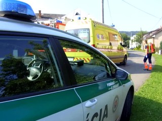 Muž bol agresívny a matka musela zavolať záchranárov. Zabarikádoval sa na povale