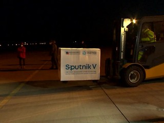 Rusi si svoju vakcínu Sputnik V, ktorú dali Slovensku, skontrolujú sami. Brazília ju odmieta