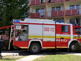 Dôchodkyni pomáhali z horiaceho bytu. Museli ju presviedčať