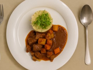 Hovädzie ragú so šťuchanými zemiakmi s cibuľkou, vňaťou a slaninou