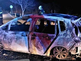 Tragédia na juhu: Dve osoby prišli o život, auto pohltili plamene