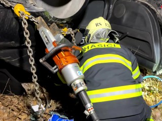 Vodič z okresu Rožňava mal obrovské šťastie. Po nehode mu z rozbitého okna trčala len hlava, a predsa prežil