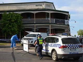 Auto vrazilo do ľudí pred hotelom. Zahynulo 5 osôb vrátane 2 detí
