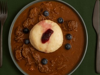 Hovädzí guláš na červenom víne s parenou buchtou plnenou čučoriedkovým džemom