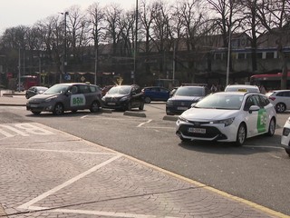 Problém s komunikáciou v taxíkoch? Česko chce povinnú skúšku z jazyka