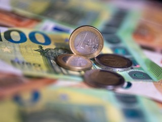 Trumpove kroky tlačia euro hore. EÚ má už len dva dni na dohodu so Spojenými štátmi