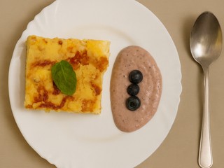 Tvarohovo-pudingový sypaný koláč s čučoriedkovou penou