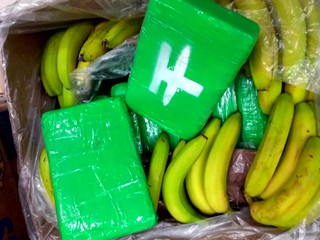 840 kilogramov kokaínu našli v supermarkete. Skrývali ich medzi banánmi