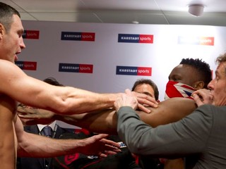 Chisora dal Kličkovi facku, ten si to s ním vybaví v ringu