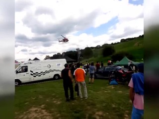 Nehoda na pretekoch: Motocyklista narazil do divákov a zranil štyri deti