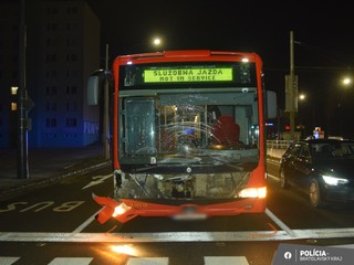 Dopravná kolízia v hlavnom meste: Autobus sa zrazil s chodcom