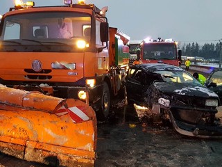 Pri Martine narazilo auto do posýpača. Mladý vodič zomrel pri prevoze