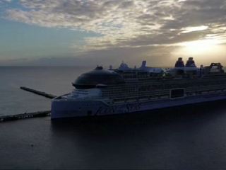 VIDEO: Najväčšia výletná loď na svete prvýkrát zakotvila