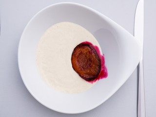 Škoricová panna cotta s pečenými slivkami