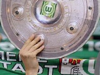 Wolfsburg a Bayern zostali so 63 bodmi plece pri pleci