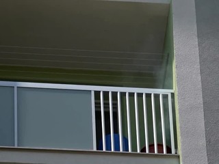 Strach obyvateľov bytovky spôsobil dym na balkóne. Hasiči násilím vnikli do bytu, čakalo ich prekvapenie