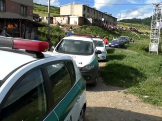 Bitka v osade. Útočníci rozbili súperom auto