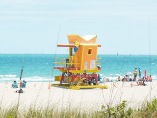 VIDEO:  V Miami sa medzi návštevníkov pláže zrútil vrtuľník