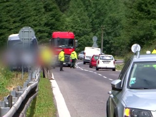 Na ceste pod Donovalmi zomrel muž. Vybehol na cestu spoza mikrobusu