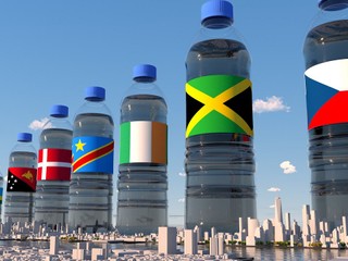 TOTO vás dorazí: Každá fľaša má takú veľkosť, aké množstvo vody krajina spotrebuje