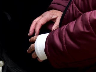 Agresívny pes napadol bezbrannú dôchodkyňu. Zvalil ju na zem a ťahal ju