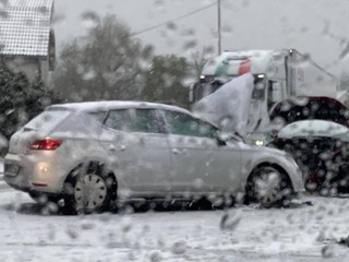 ONLINE: Aktuálna situácia na cestách. Bratislavu ochromil prvý sneh