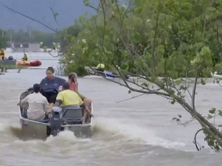 Záplavy v Austrálii si vyžiadali evakuáciu stoviek ľudí, do ulíc vyplavilo krokodíly