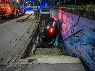 Bizár v Košiciach. Auto skončilo na schodoch