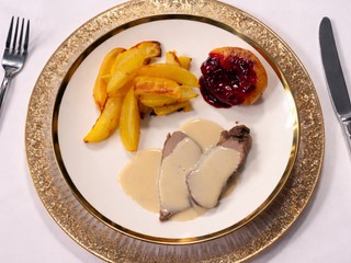 Jelenie stehno so smotanovou omáčkou, hruškou a zemiakmi