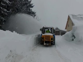 Stovky hasičov prišli pomáhať v boji so snehom, ku ktorému sa pridal aj mráz -21 stupňov