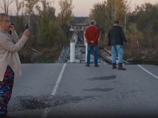 Bombardovali ich, stáli nad masovými hrobmi. Trojica Čechov aj tak neuverila, že je na Ukrajine vojna