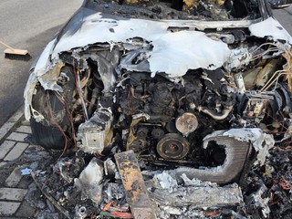 Nočný požiar luxusného auta: polícia preveruje podpaľačstvo