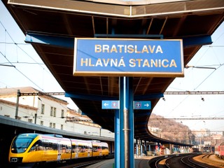 Nový deň, nový incident. V Bratislave sa vykoľajil vlak
