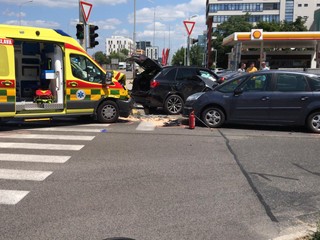Nehoda sanitky a auta. Záchranári prevážali bábätko v inkubátore