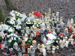 Surovo autentické pietne miesto: nielen kvety a sviečky pripomínajú Jákliovej tragickú nehodu!