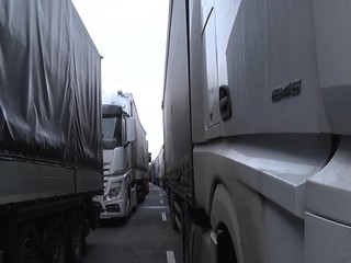 Štrajk pokračuje, kolóny sa zväšujú. Hrozí kolaps nákladnej dopravy?