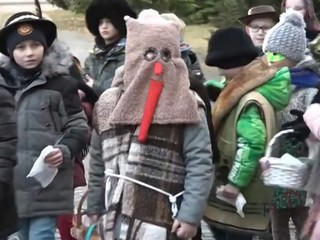 Pozrite sa, ako vyzerá tradičný fašiangový sprievod v podaní žiakov základnej školy