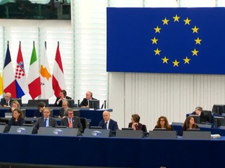 Platiť budú 12 mesiacov a spustia sa v júli. Europarlament schválil COVID pasy