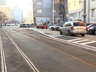 Po Špitálskej stále nepremávajú električky. Nikto nevie, kedy začnú