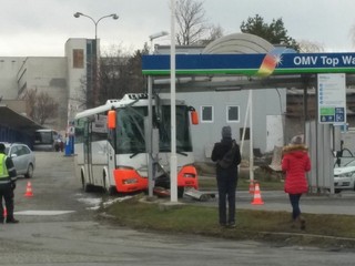 Autobus v Prešove vrazil do umývacieho boxu