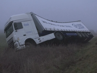 Havarovaný kamión zablokoval dopravu. Na jeho vyslobodenie boli privolané špeciálne vozidlá