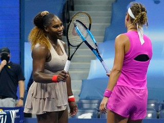 Serena opäť pred bránami finále.  Azarenková vyzve Osakovú