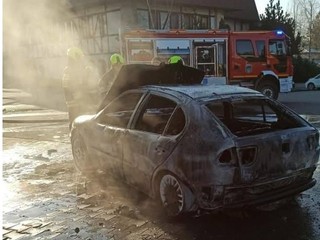Muž natankoval, polial sa benzínom a zapálil sa. Hrozil výbuch čerpacej stanice