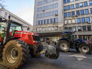 Protest farmárov v Bratislave. Pred ministerstvom sa opäť zišli farmári na traktoroch