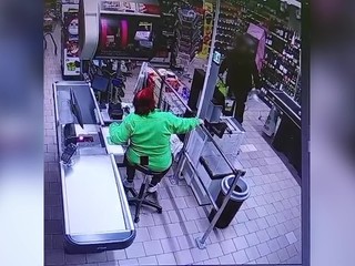 Krvavý útok v potravinách: Muža, ktorý bodol predavačku, obvinili