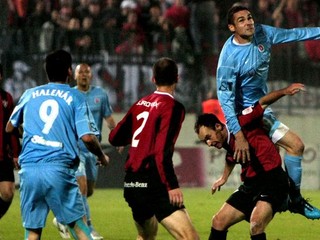 V šlágri lietali päste, duel skončil remízou