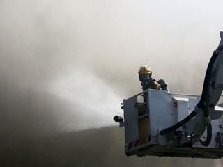 Pri Prahe vypukol veľký požiar. Vyhlásili tretí stupeň poplachu