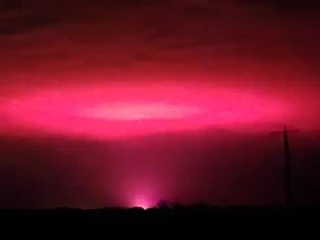 Príchod mimozemšťanov? Nebo sa otvorilo a na Zem žiarilo prenikavé červené svetlo