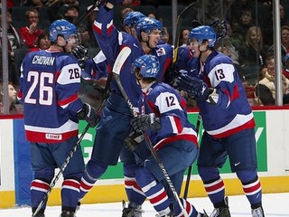 Hokejová náplasť. Víťazili aspoň mladíci!