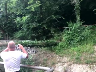 Šťastie v nešťastí: Na detskú trampolínu padol strom. Žiadne dieťa sa nezranilo